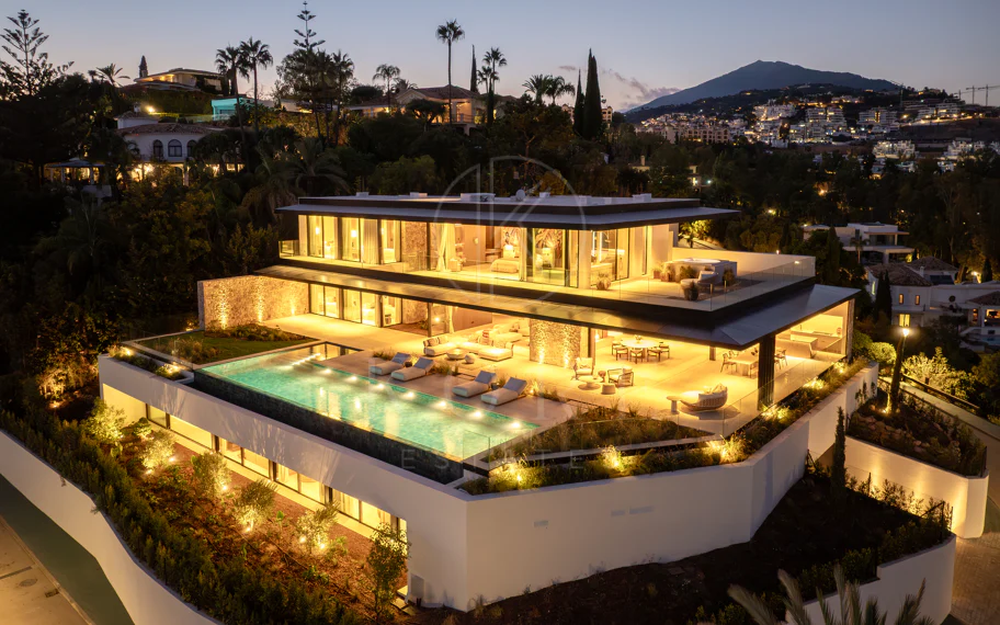 Villa en venta en El Herrojo, Benahavis