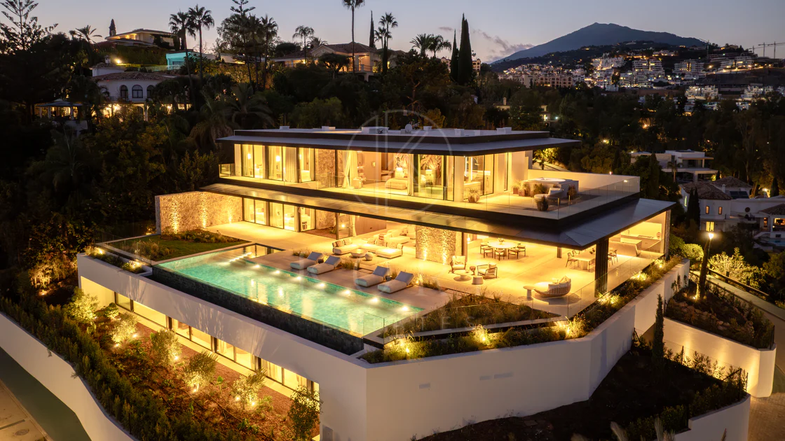 Villa for sale in El Herrojo, Benahavis