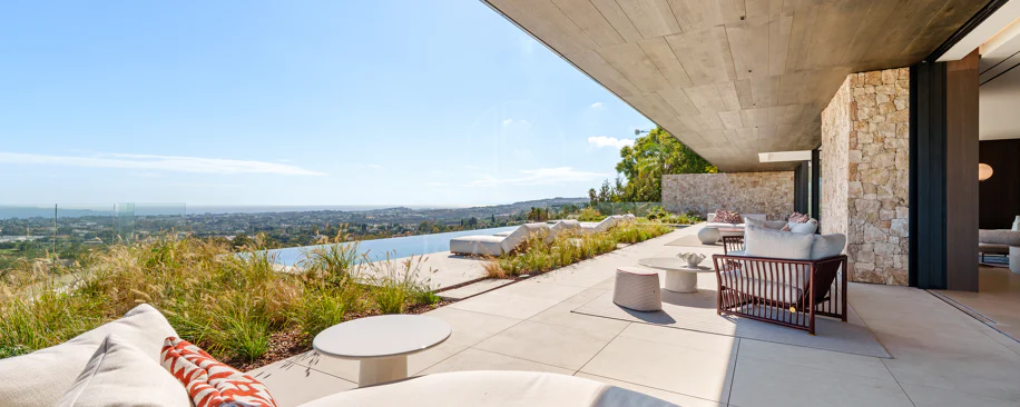 Villa for sale in El Herrojo, Benahavis