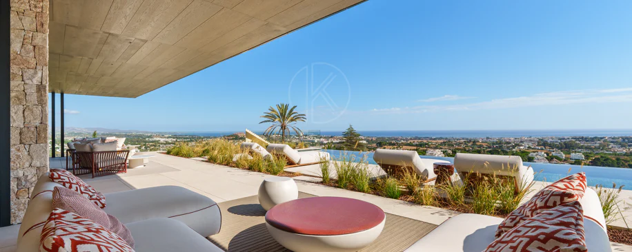 Villa for sale in El Herrojo, Benahavis