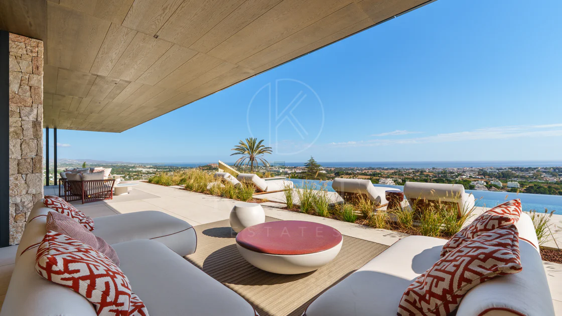 Villa for sale in El Herrojo, Benahavis
