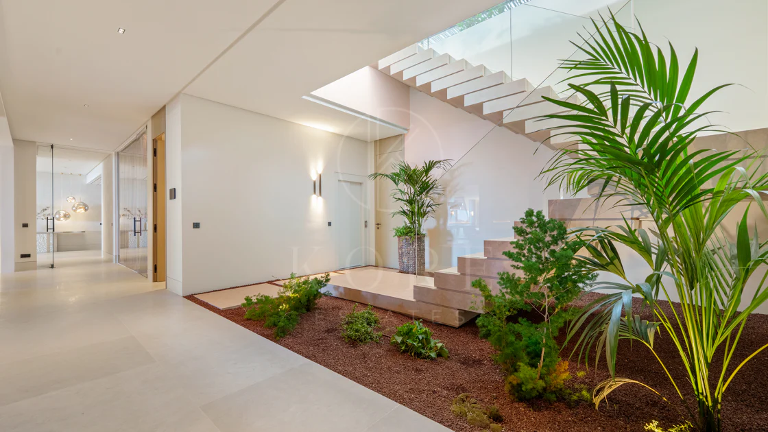 Villa for sale in El Herrojo, Benahavis