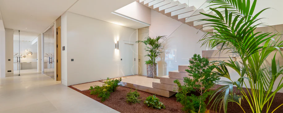Villa for sale in El Herrojo, Benahavis