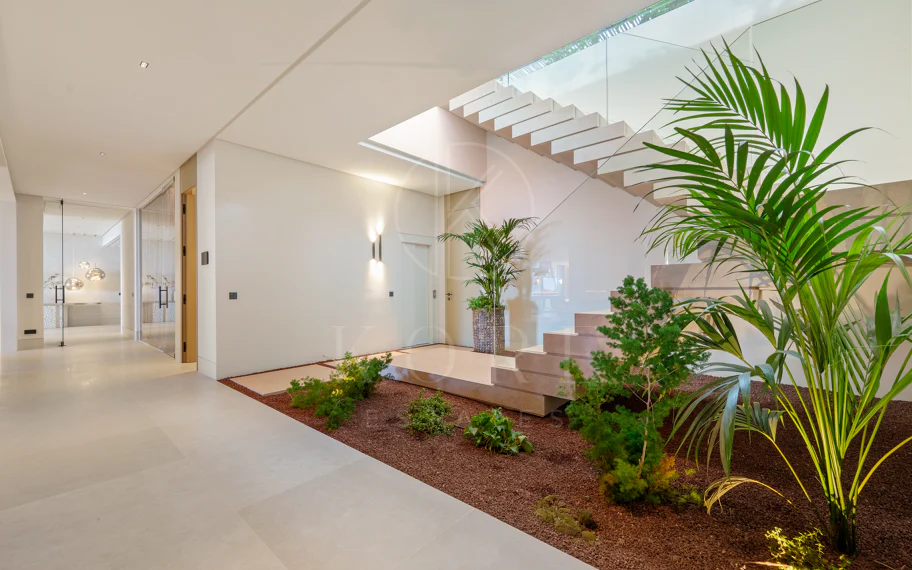 Villa en venta en El Herrojo, Benahavis