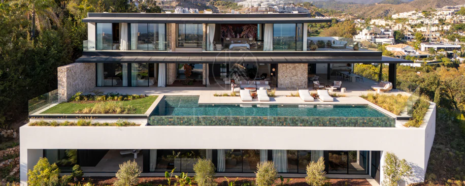 Villa for sale in El Herrojo, Benahavis