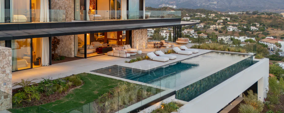 Villa for sale in El Herrojo, Benahavis