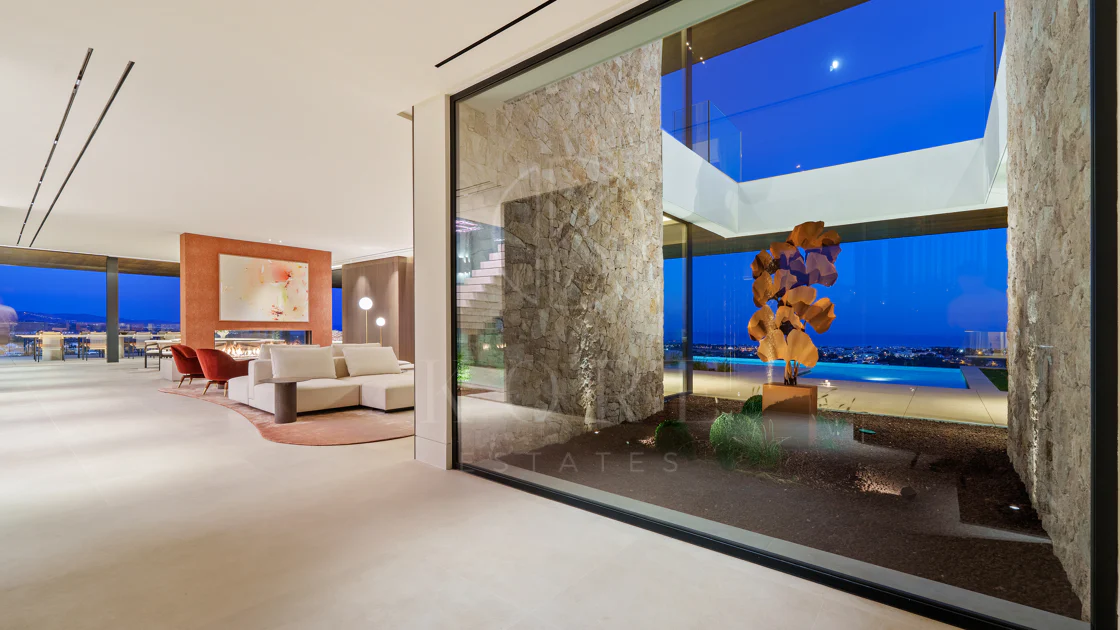 Villa for sale in El Herrojo, Benahavis
