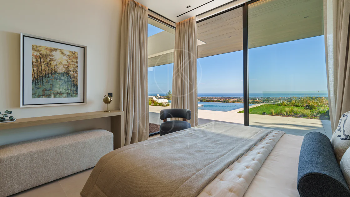 Villa for sale in El Herrojo, Benahavis