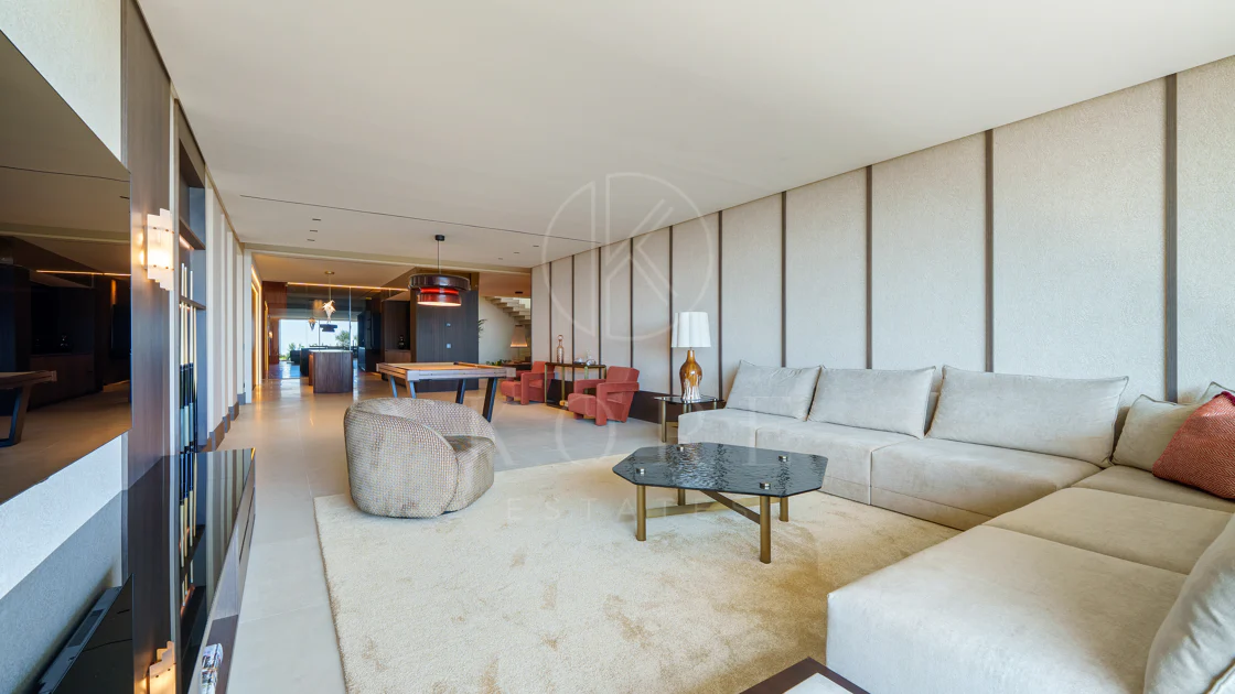 Villa for sale in El Herrojo, Benahavis