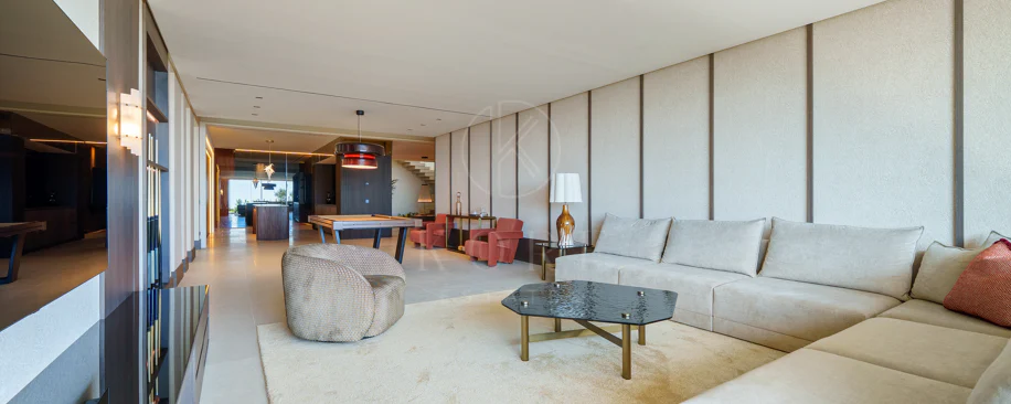 Villa for sale in El Herrojo, Benahavis