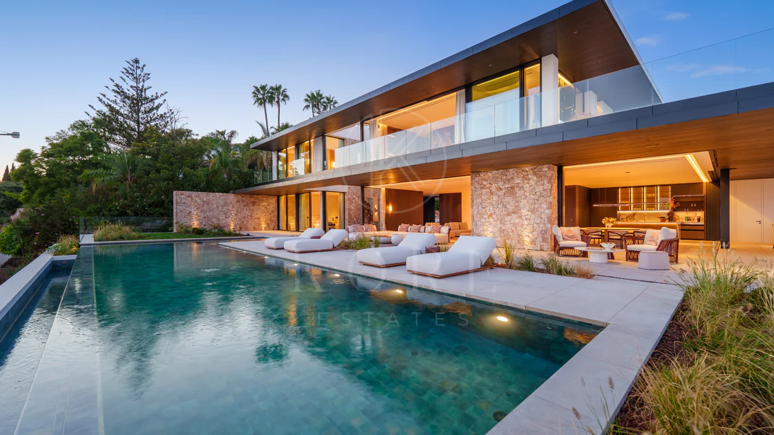 Villa for sale in El Herrojo, Benahavis