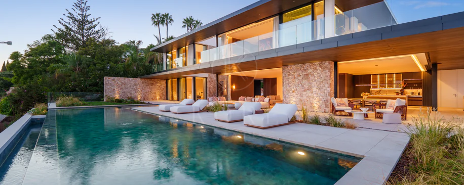 Villa for sale in El Herrojo, Benahavis