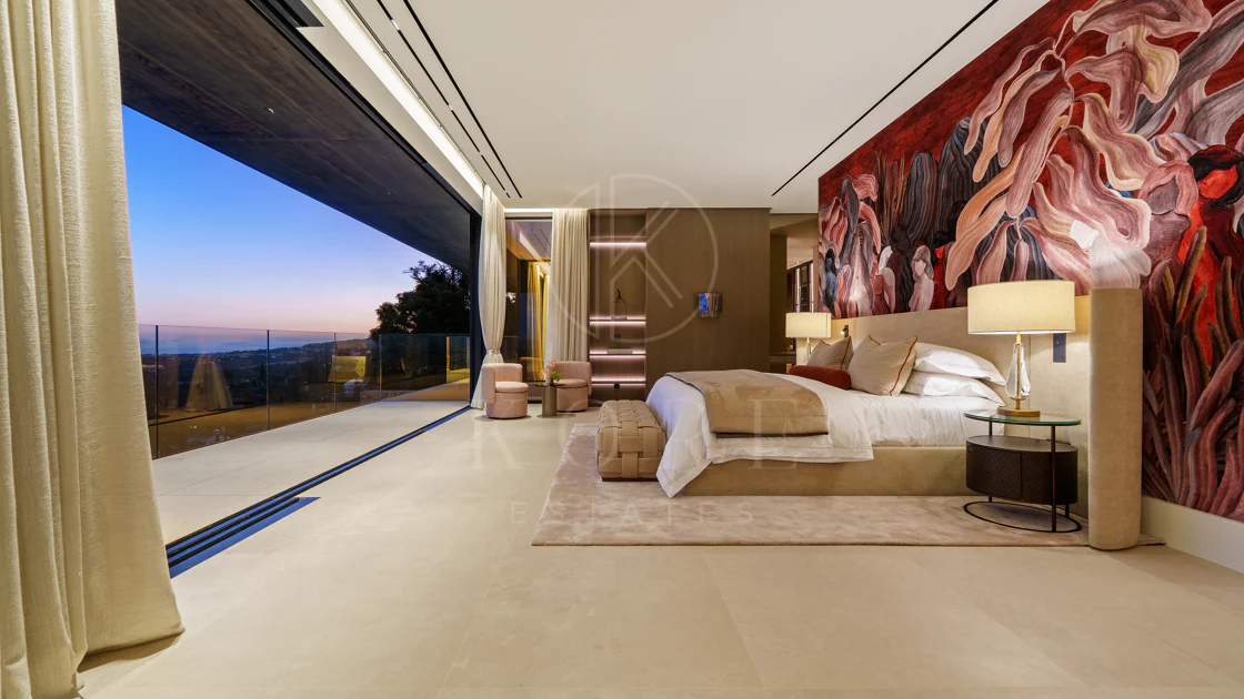 Villa for sale in El Herrojo, Benahavis