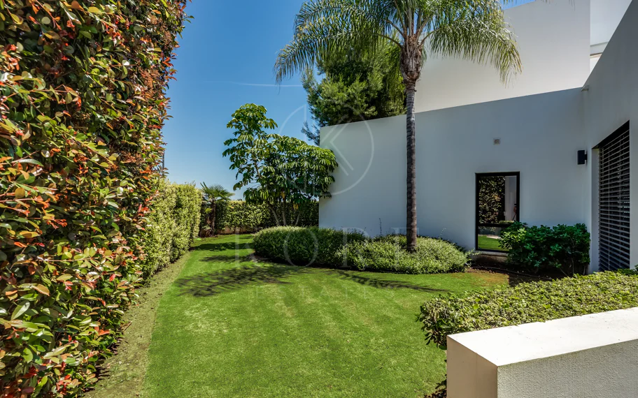 Obra maestra con vistas al mar mágico en la prestigiosa Milla de Oro de Marbella