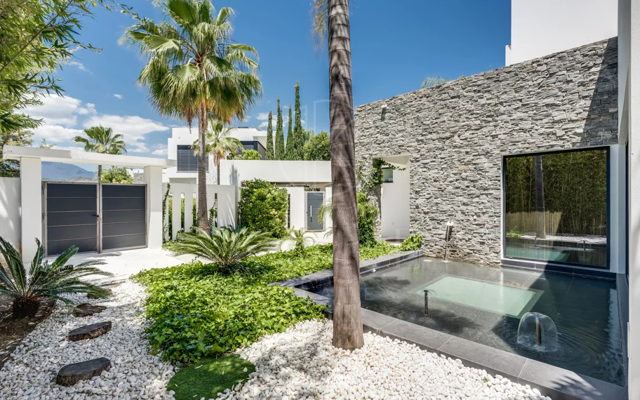 Obra maestra con vistas al mar mágico en la prestigiosa Milla de Oro de Marbella