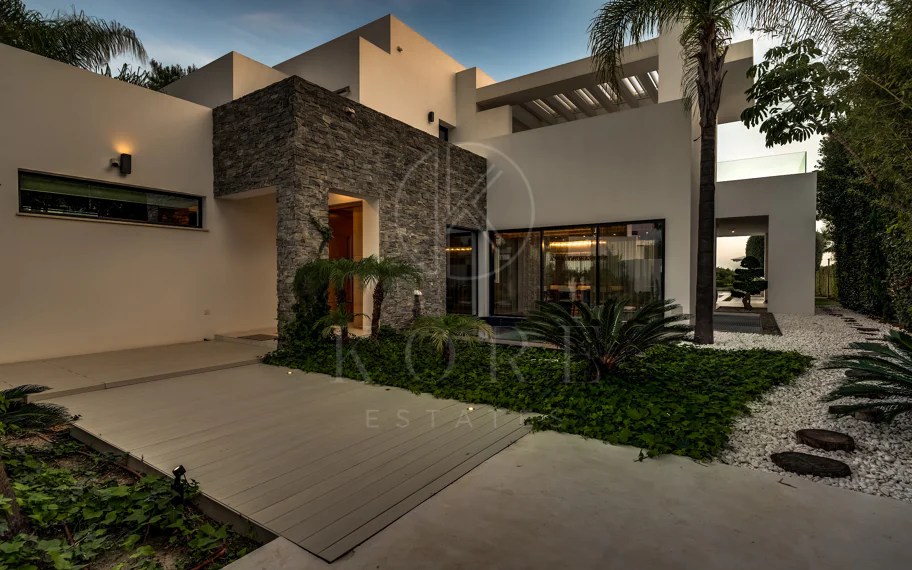 Obra maestra con vistas al mar mágico en la prestigiosa Milla de Oro de Marbella