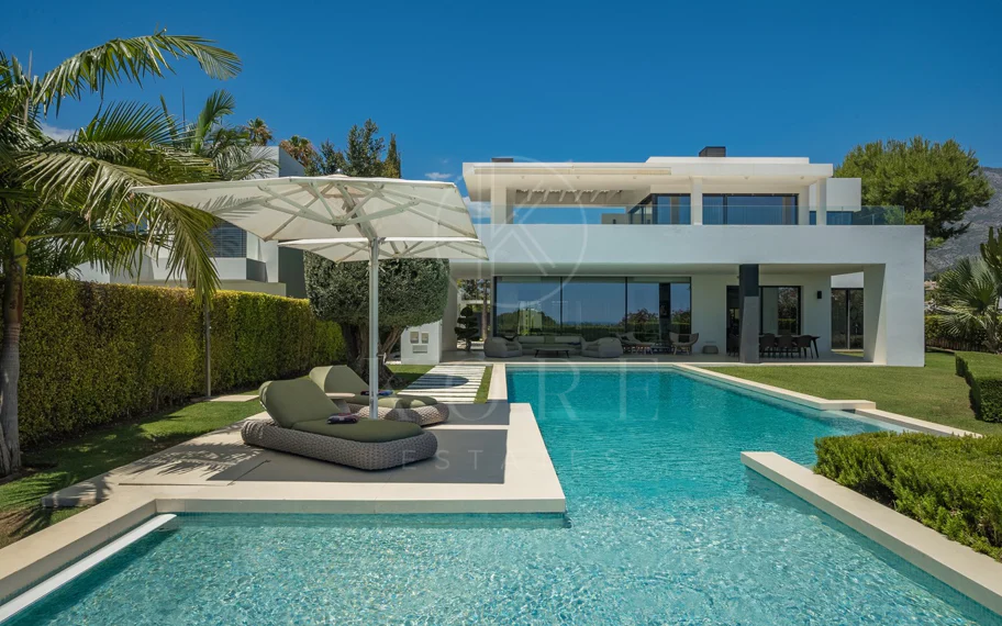Obra maestra con vistas al mar mágico en la prestigiosa Milla de Oro de Marbella