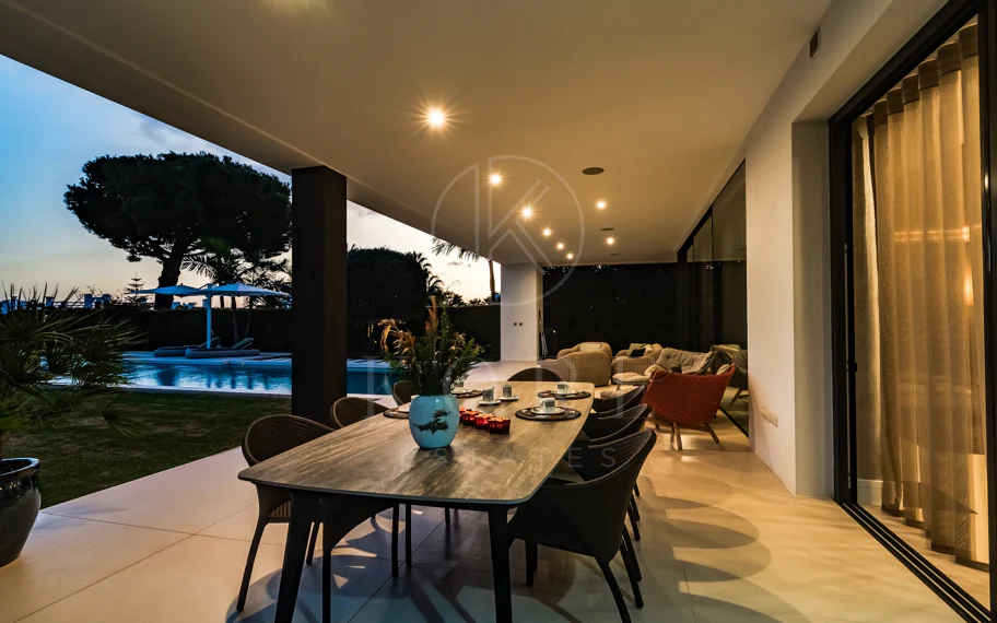 Obra maestra con vistas al mar mágico en la prestigiosa Milla de Oro de Marbella