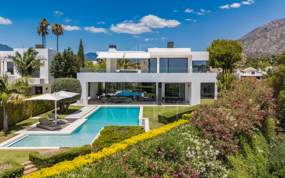 Obra maestra con vistas al mar mágico en la prestigiosa Milla de Oro de Marbella