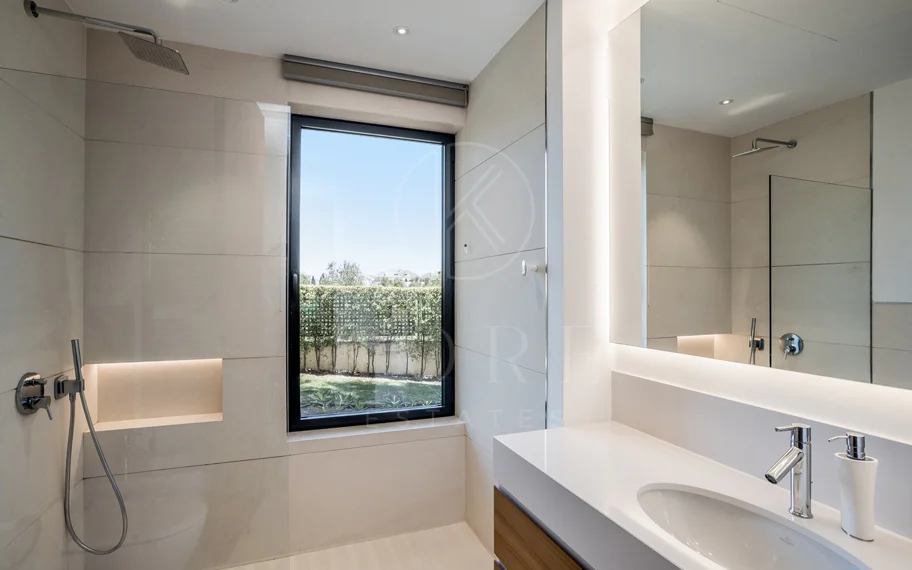 Obra maestra con vistas al mar mágico en la prestigiosa Milla de Oro de Marbella