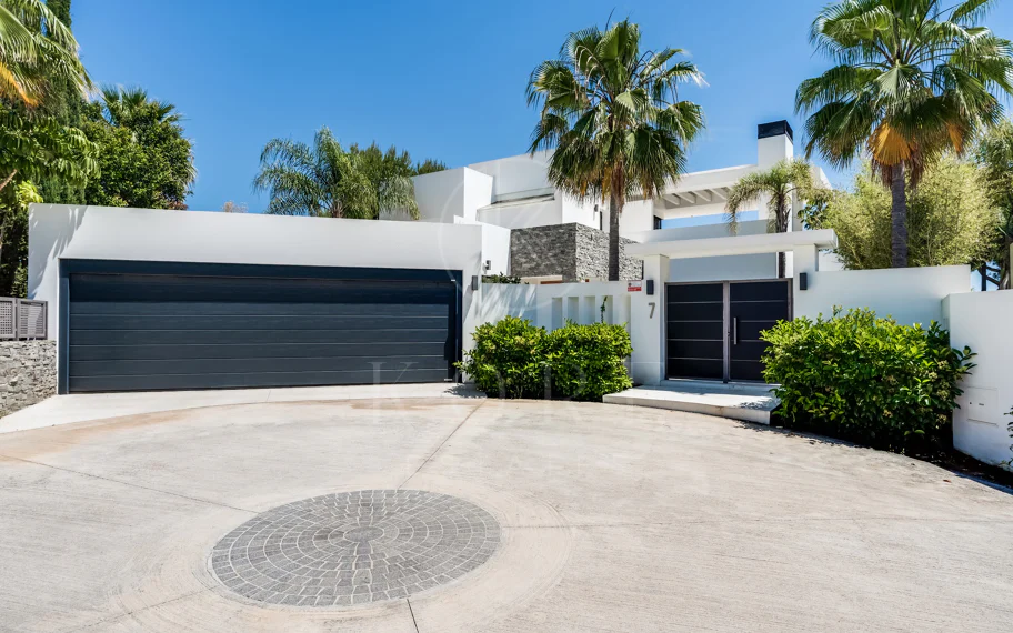 Obra maestra con vistas al mar mágico en la prestigiosa Milla de Oro de Marbella