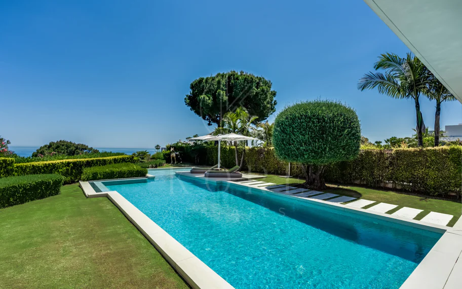 Obra maestra con vistas al mar mágico en la prestigiosa Milla de Oro de Marbella