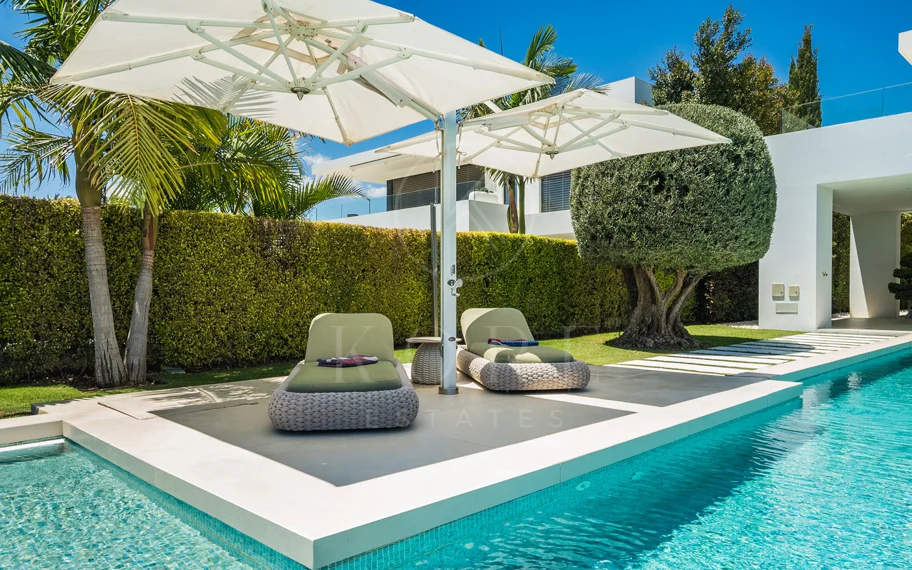 Obra maestra con vistas al mar mágico en la prestigiosa Milla de Oro de Marbella