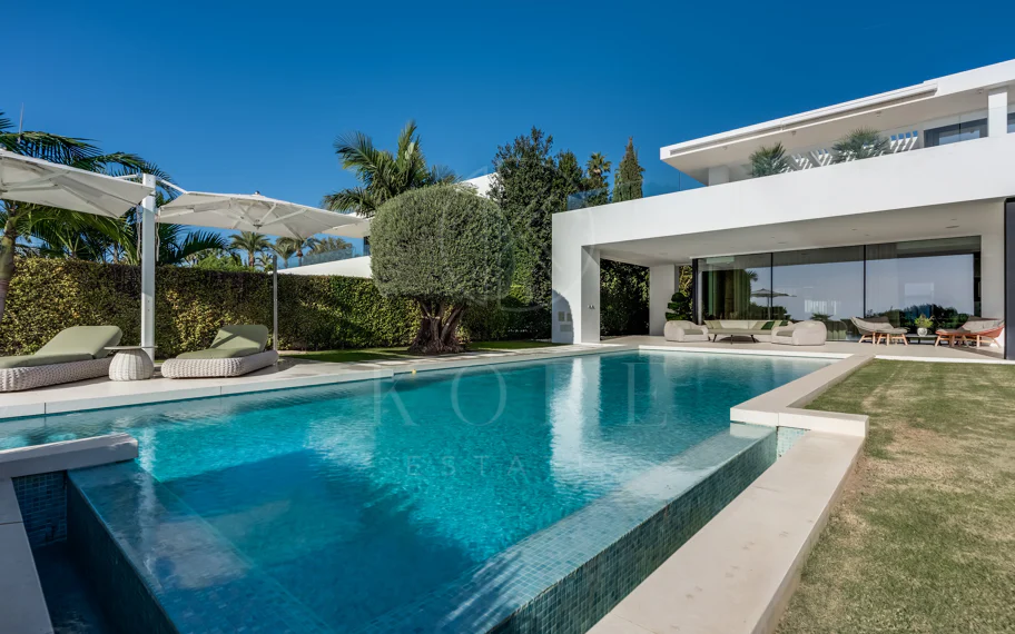 Obra maestra con vistas al mar mágico en la prestigiosa Milla de Oro de Marbella