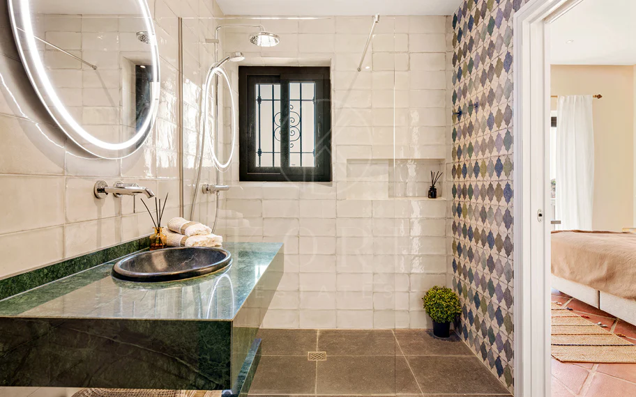 Exquisita villa andaluza de lujo de 4 dormitorios con mucha personalidad en venta en El Madroñal, Benahavis