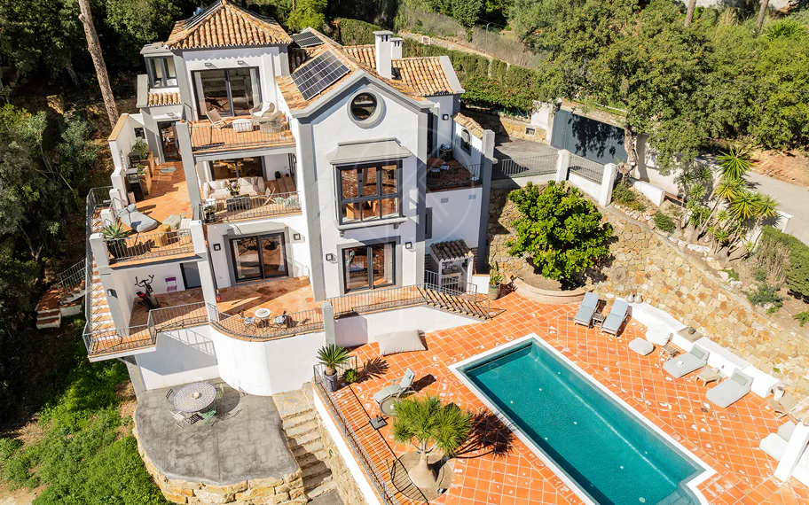 Exquisita villa andaluza de lujo de 4 dormitorios con mucha personalidad en venta en El Madroñal, Benahavis