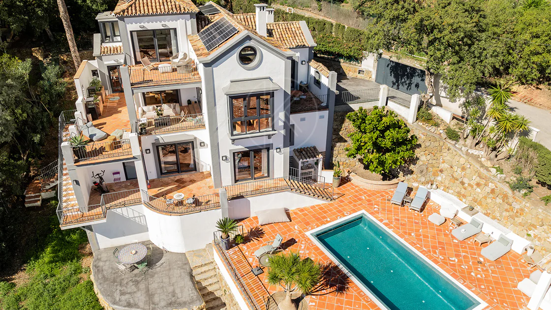Vilă andaluză luxoasă cu 4 dormitoare, plină de personalitate, de vânzare în El Madroñal, Benahavis