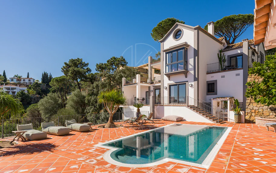 Exquisita villa andaluza de lujo de 4 dormitorios con mucha personalidad en venta en El Madroñal, Benahavis