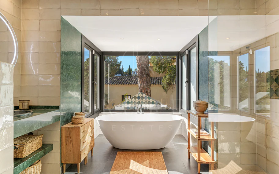 Exquisita villa andaluza de lujo de 4 dormitorios con mucha personalidad en venta en El Madroñal, Benahavis
