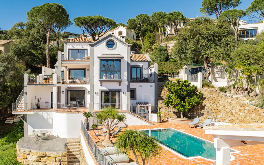Exquisita villa andaluza de lujo de 4 dormitorios con mucha personalidad en venta en El Madroñal, Benahavis