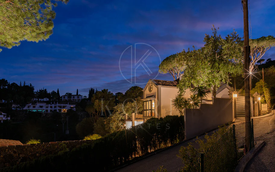Exquisita villa andaluza de lujo de 4 dormitorios con mucha personalidad en venta en El Madroñal, Benahavis