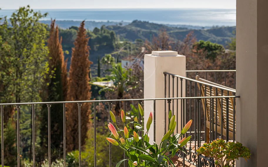 Exquisita villa andaluza de lujo de 4 dormitorios con mucha personalidad en venta en El Madroñal, Benahavis