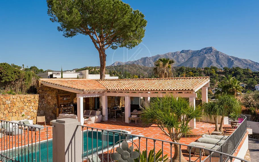 Exquisita villa andaluza de lujo de 4 dormitorios con mucha personalidad en venta en El Madroñal, Benahavis