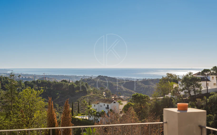 Exquisita villa andaluza de lujo de 4 dormitorios con mucha personalidad en venta en El Madroñal, Benahavis