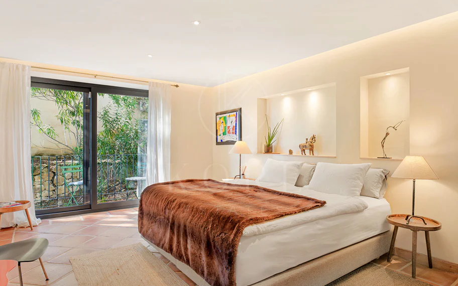 Exquisita villa andaluza de lujo de 4 dormitorios con mucha personalidad en venta en El Madroñal, Benahavis