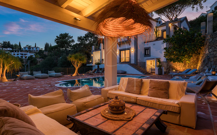 Exquisita villa andaluza de lujo de 4 dormitorios con mucha personalidad en venta en El Madroñal, Benahavis