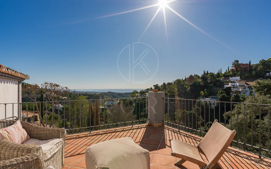 Exquisita villa andaluza de lujo de 4 dormitorios con mucha personalidad en venta en El Madroñal, Benahavis
