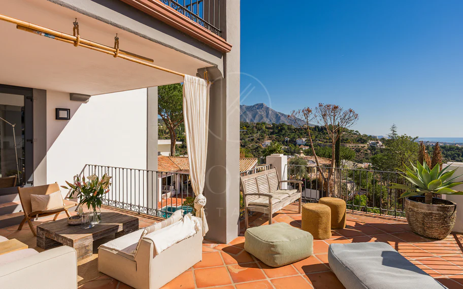 Exquisita villa andaluza de lujo de 4 dormitorios con mucha personalidad en venta en El Madroñal, Benahavis