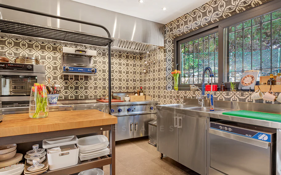 Exquisita villa andaluza de lujo de 4 dormitorios con mucha personalidad en venta en El Madroñal, Benahavis