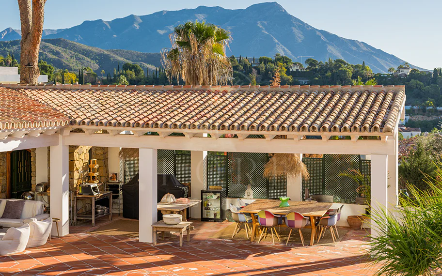 Exquisita villa andaluza de lujo de 4 dormitorios con mucha personalidad en venta en El Madroñal, Benahavis
