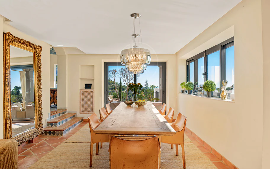 Exquisita villa andaluza de lujo de 4 dormitorios con mucha personalidad en venta en El Madroñal, Benahavis
