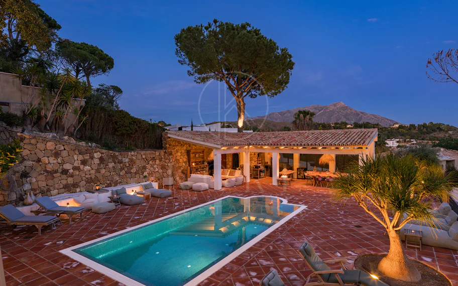 Exquisita villa andaluza de lujo de 4 dormitorios con mucha personalidad en venta en El Madroñal, Benahavis