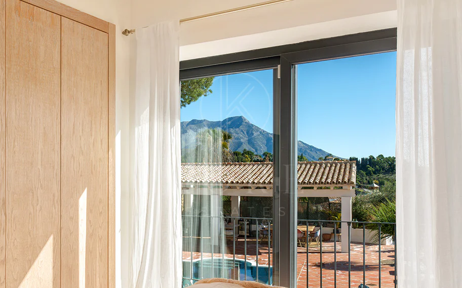 Exquisita villa andaluza de lujo de 4 dormitorios con mucha personalidad en venta en El Madroñal, Benahavis