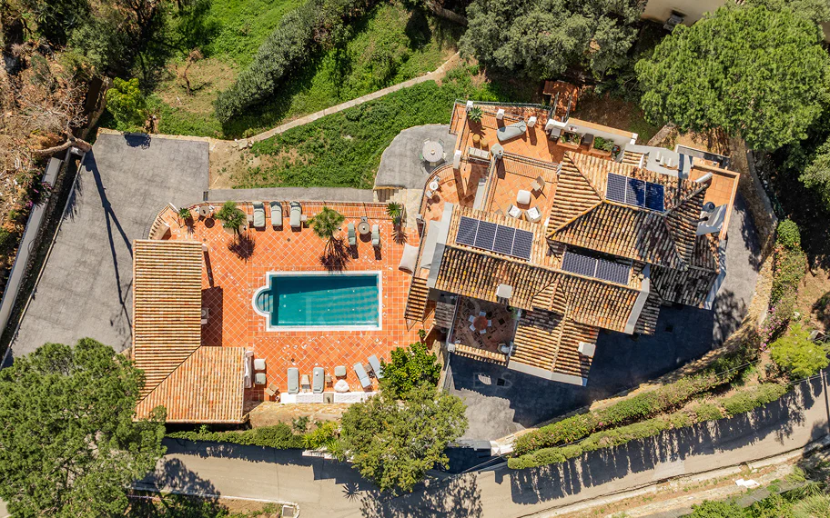 Exquisita villa andaluza de lujo de 4 dormitorios con mucha personalidad en venta en El Madroñal, Benahavis