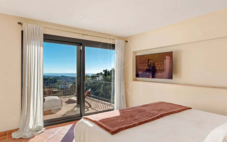 Exquisita villa andaluza de lujo de 4 dormitorios con mucha personalidad en venta en El Madroñal, Benahavis