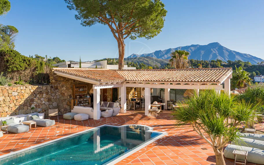 Exquisita villa andaluza de lujo de 4 dormitorios con mucha personalidad en venta en El Madroñal, Benahavis